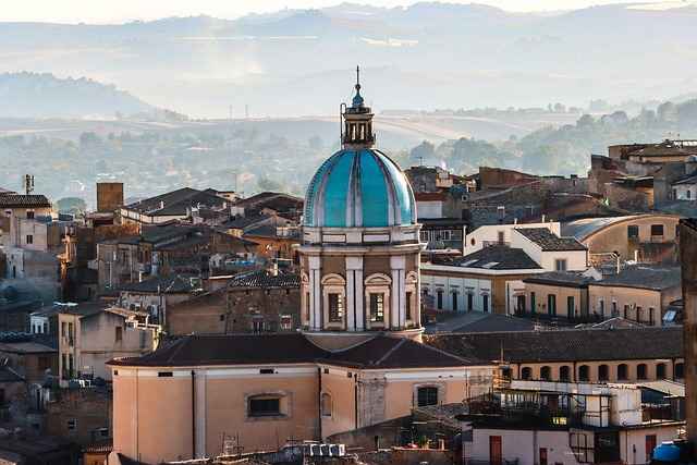 Jakie dokumenty przygotować do zgłoszenia szkody w domu jednorodzinnym – lista niezbędnych formalności